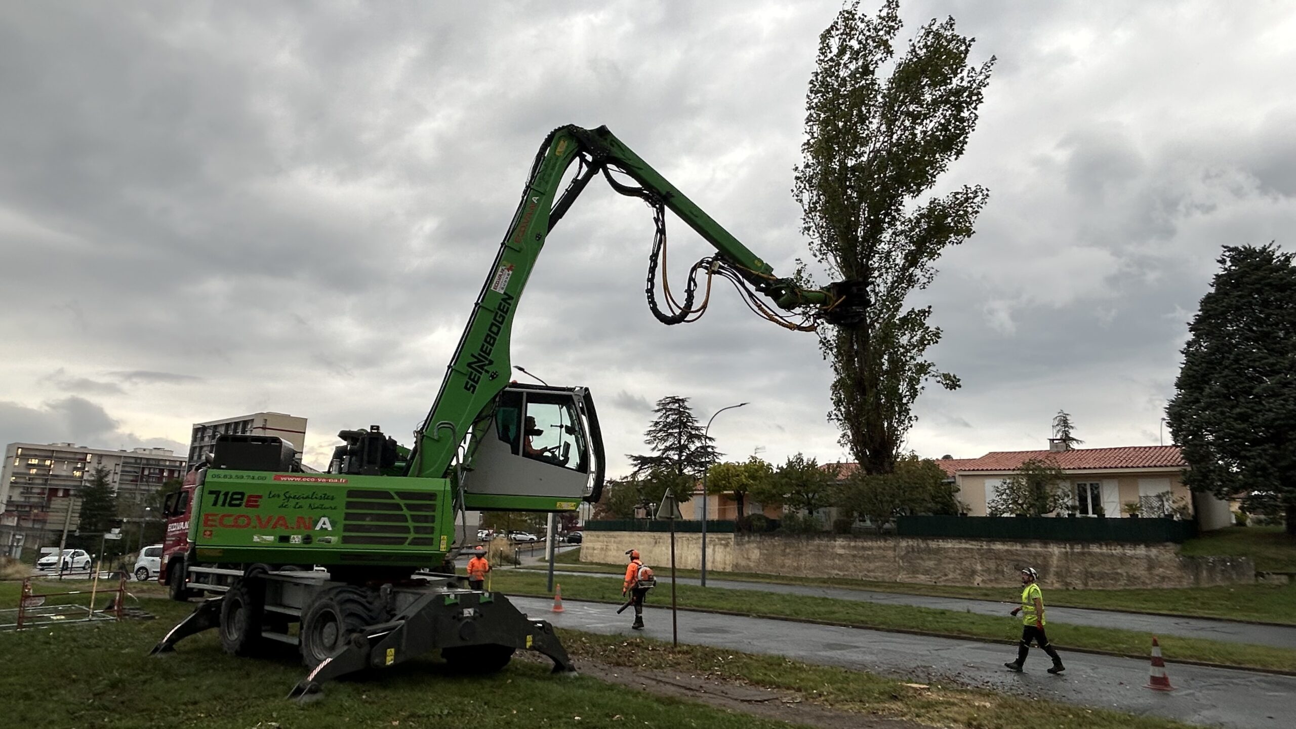 Intervention d'élagage en hauteur avec nacelle par Eco.Va.Na en Occitanie